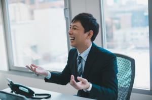 笑う若手男性300